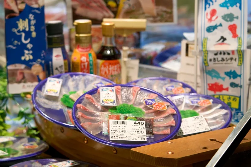 Sマート　刺身パックの陳列