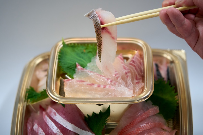 Sマート　刺身を箸で持ち上げる