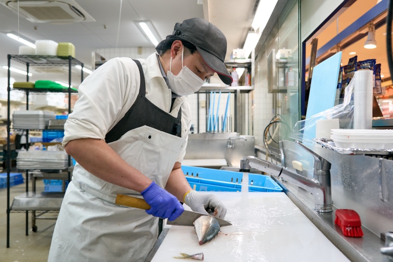 Sマート　魚を捌く男性