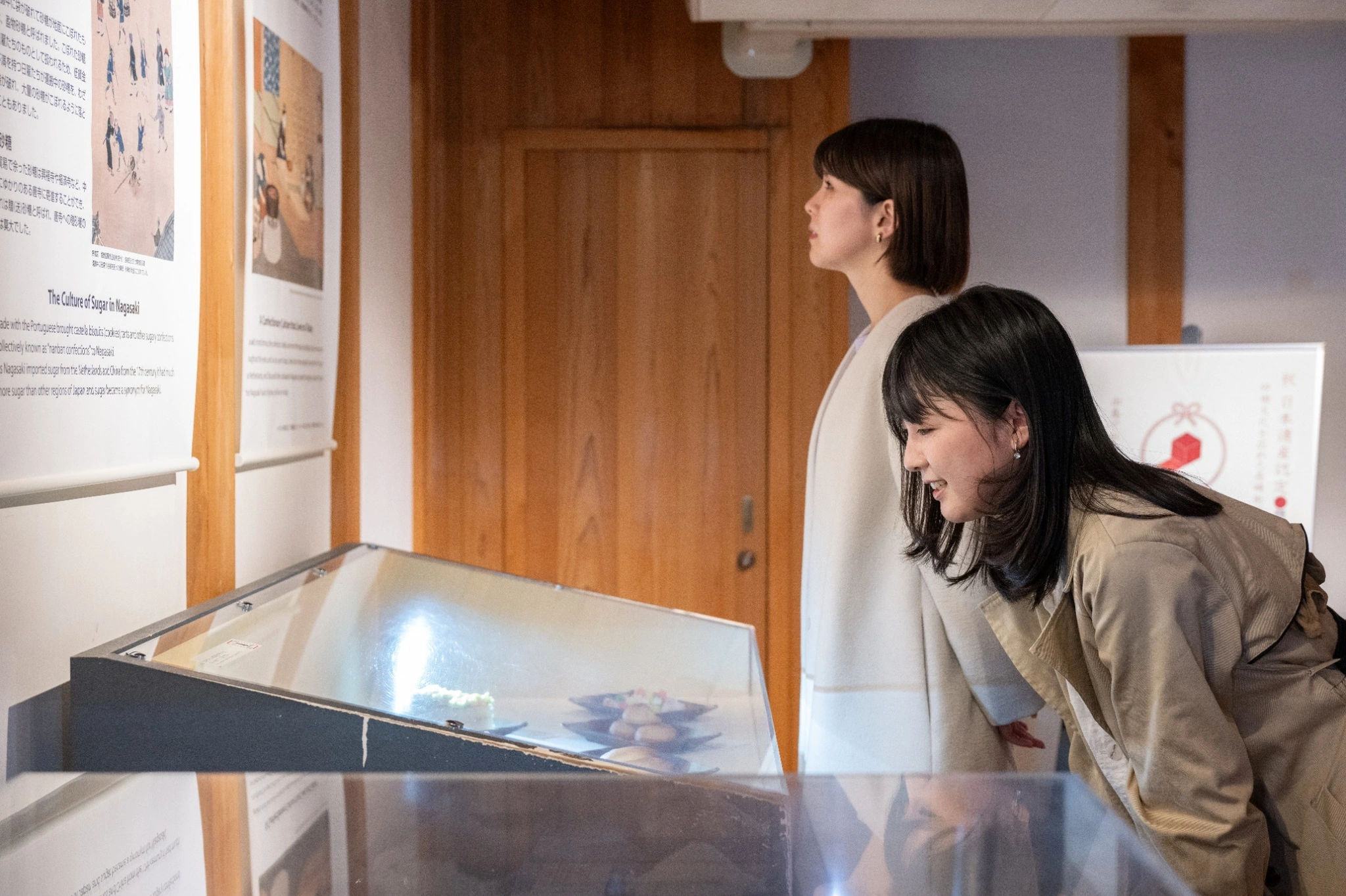 出島の展示を見学する二人