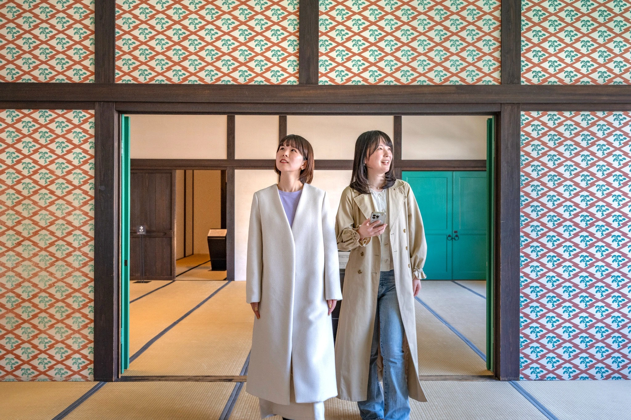 特徴的な壁紙が広がる出島の復元建物