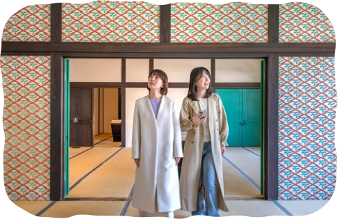 出島の復元建物を訪れた二人