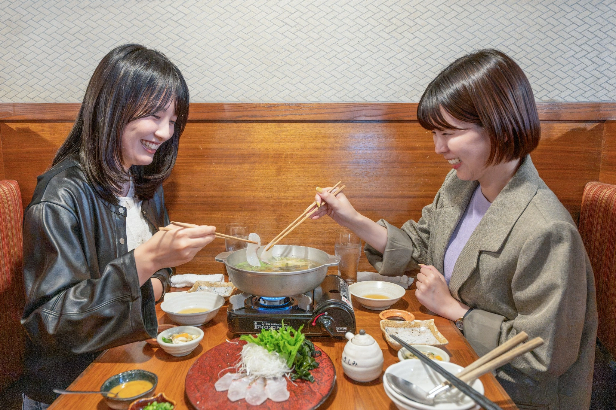 ながさき刺しゃぶを囲んで旅を締めくくる二人