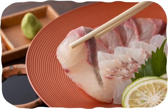 刺身をわさびと醤油で味わう
