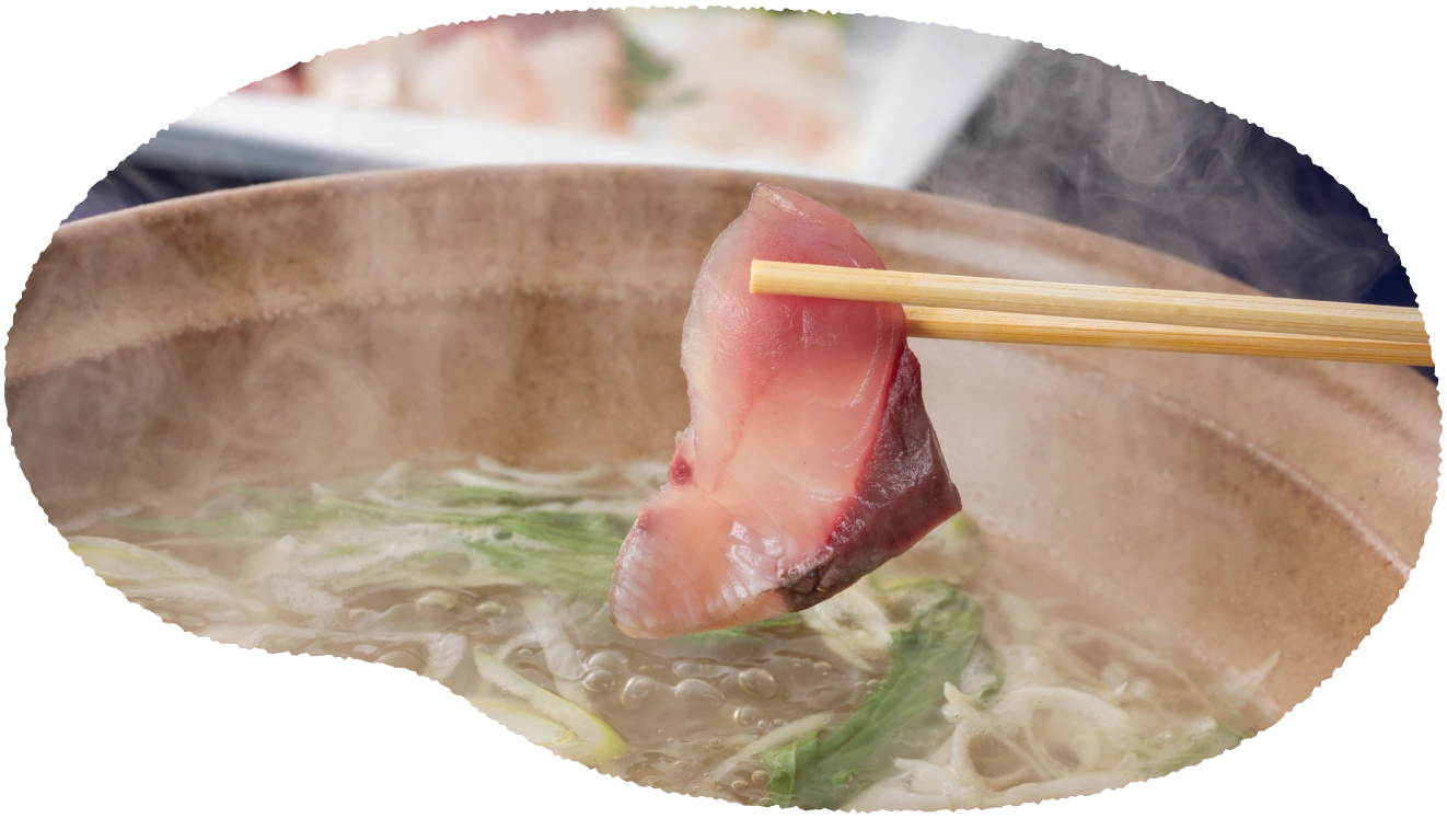 湯気の立つ出汁に、新鮮な魚の刺身をくぐらせるながさき刺しゃぶ