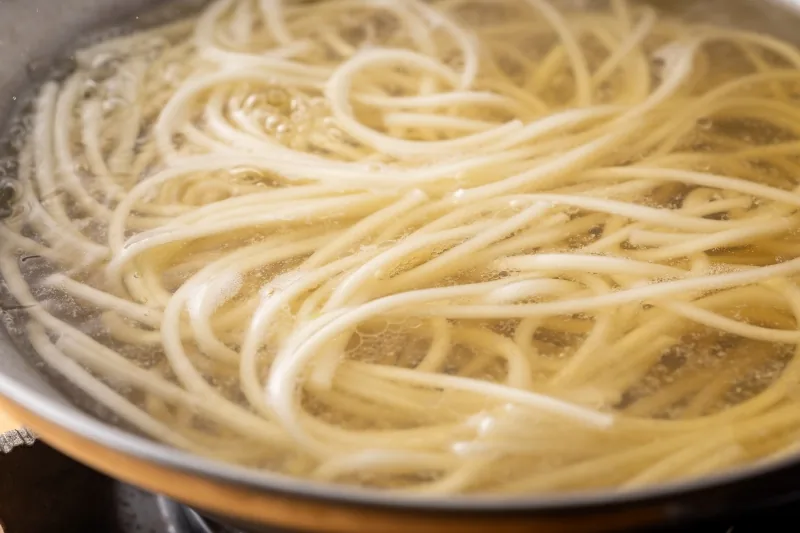 魚の旨みが溶け込んだ出汁で煮込む麺