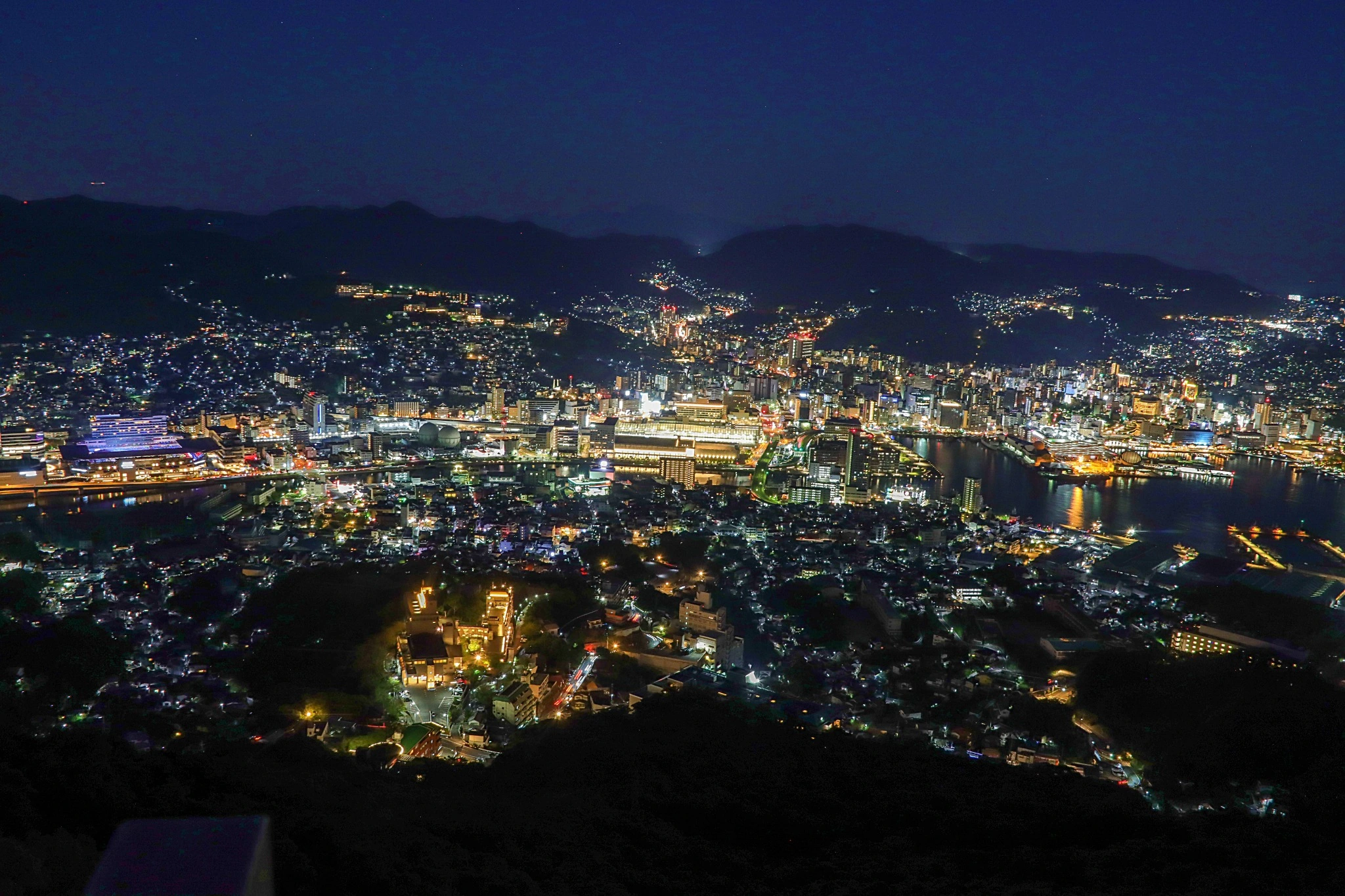 長崎港を囲む市街地の夜景