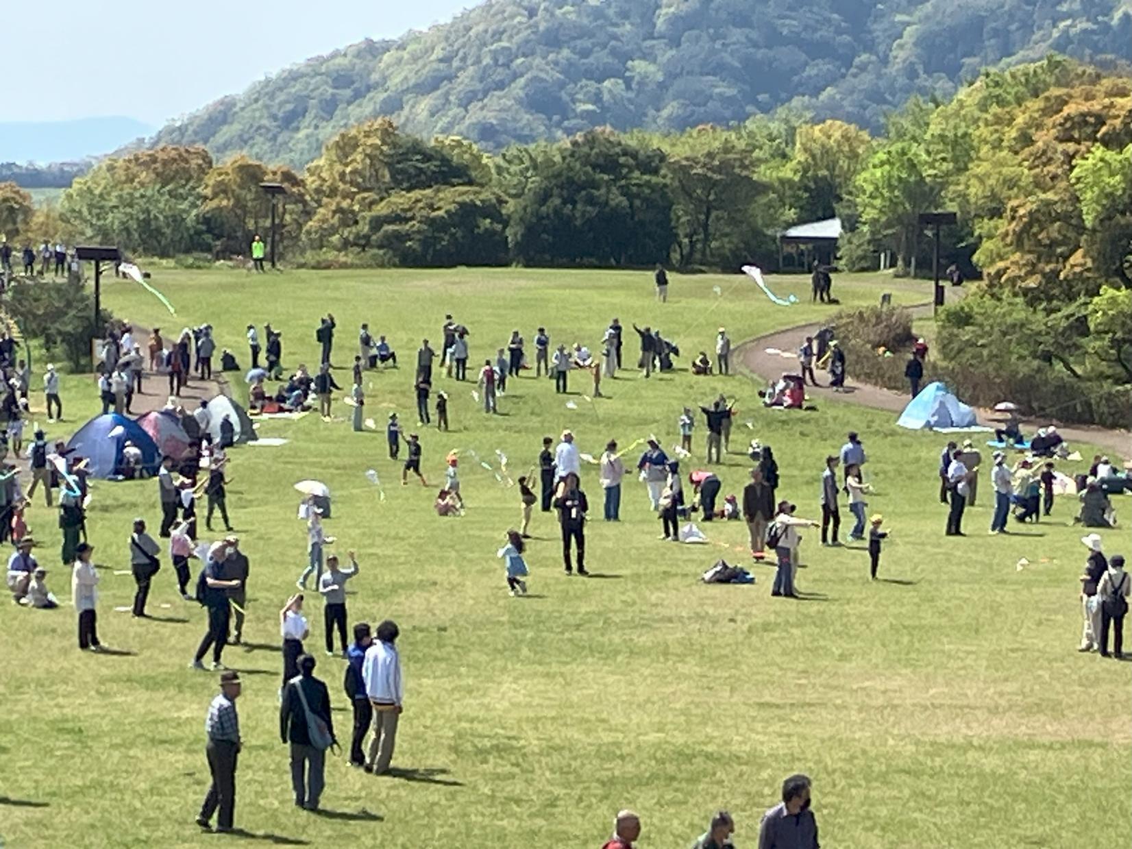 晴天に恵まれ、来場者でにぎわう会場