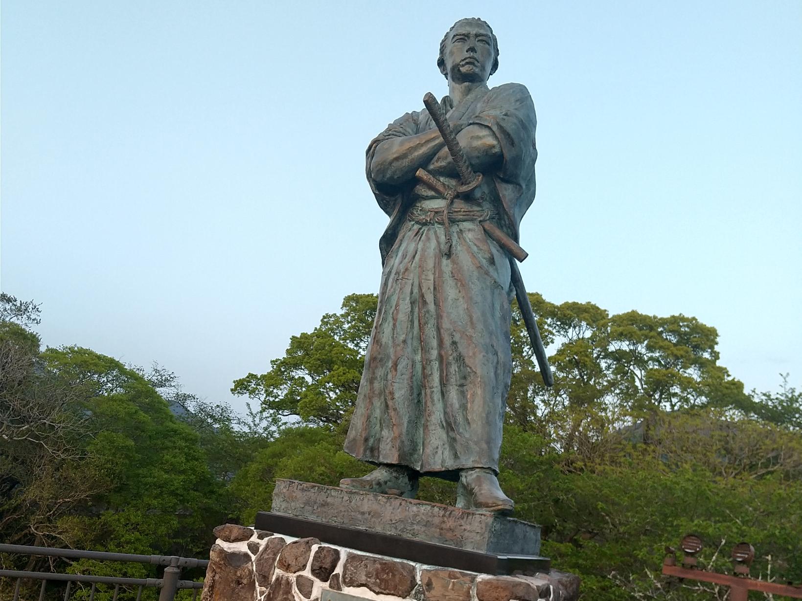 龍馬像がお出迎え