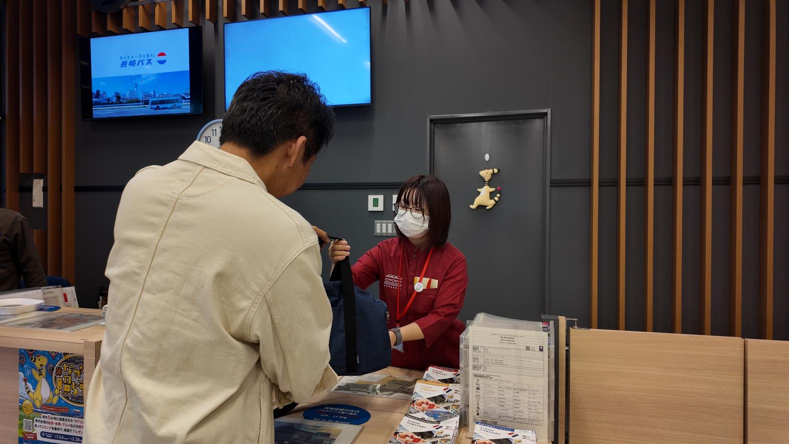 STEP1.観光案内所で荷物を預ける