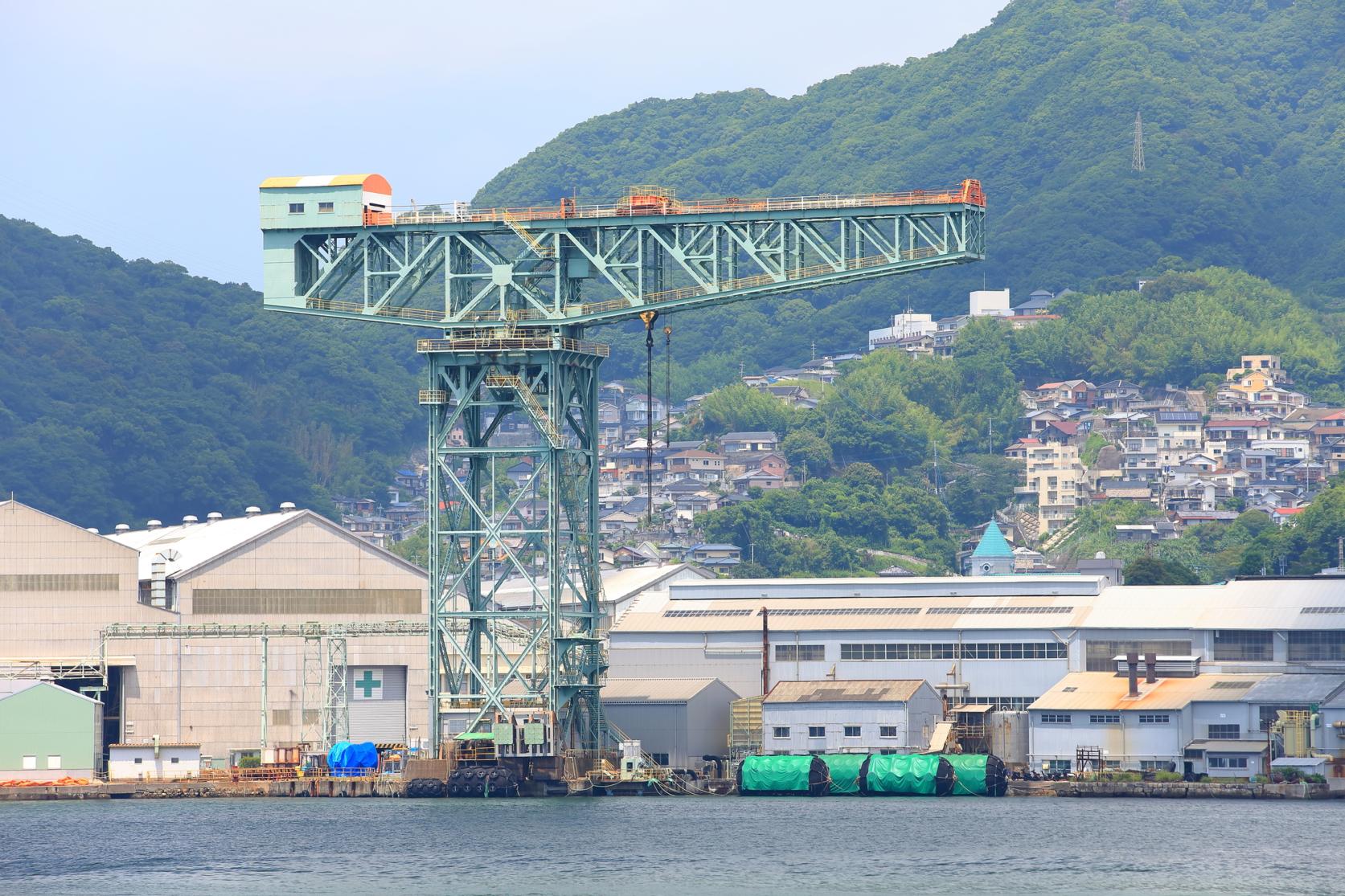 女神大橋をくぐって長崎湾へ　軍艦島を目指す