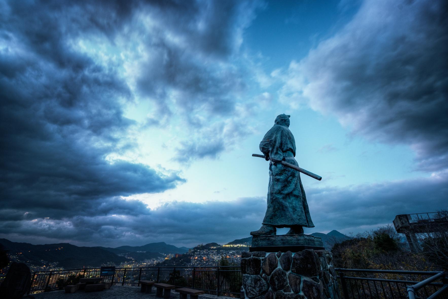 風頭公園から長崎の発展を見つめる龍馬像