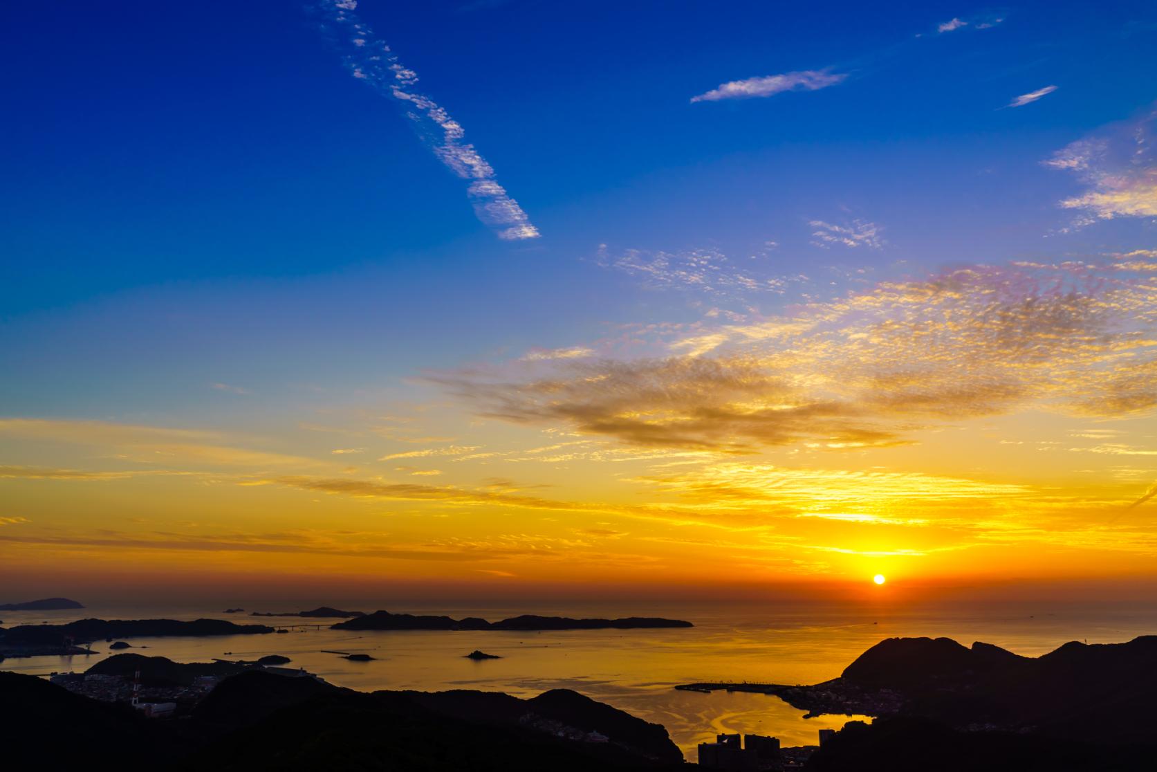 沈む夕日にマジックアワー！夜景も見れて二度おいしい時間帯-0