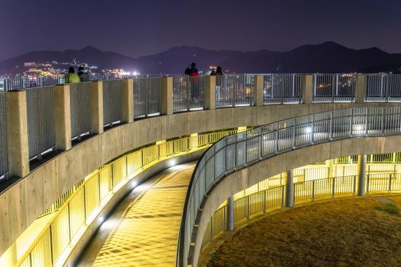 「鍋冠山」から観る長崎市街地の立体的な夜景-1