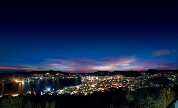 「鍋冠山」から観る長崎市街地の立体的な夜景-2