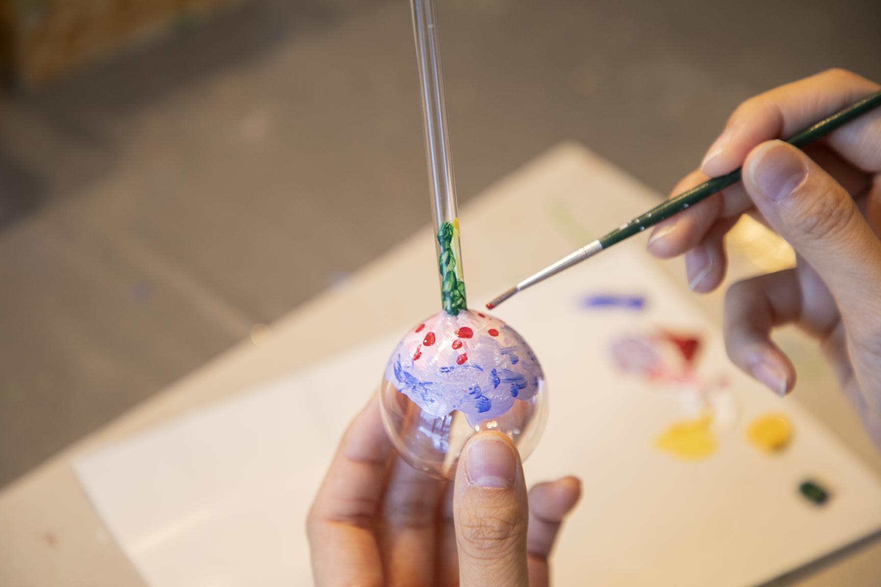 触れる、彩る、ガラス玩具「ポッペン」絵付け体験をする-4