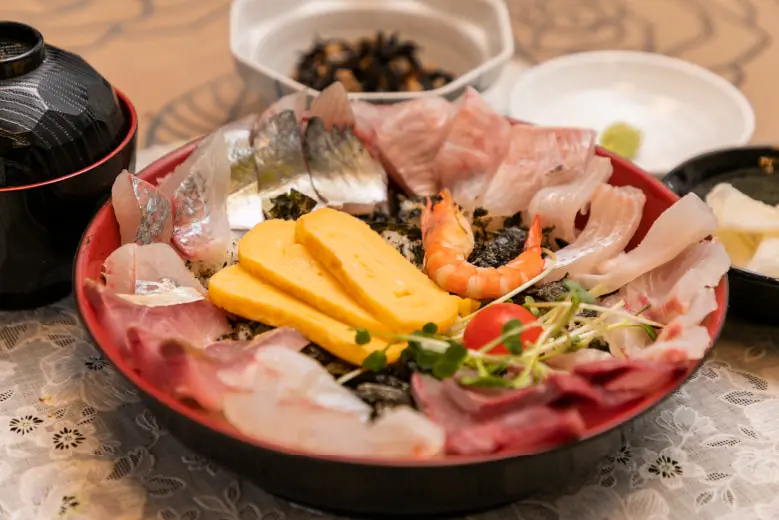 何種類もの魚介が乗った「海鮮丼」-0