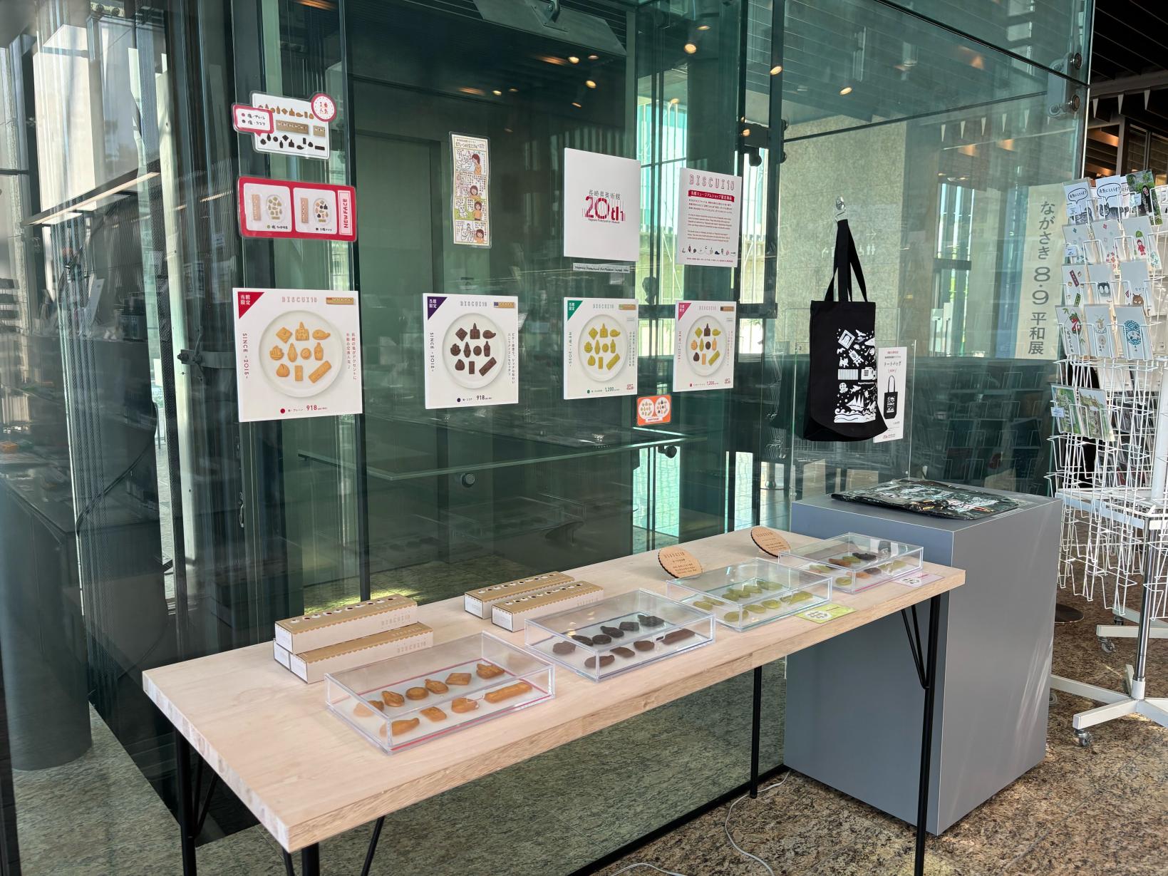 オリジナルグッズや企画展期間限定グッズはミュージアムショップで！-3