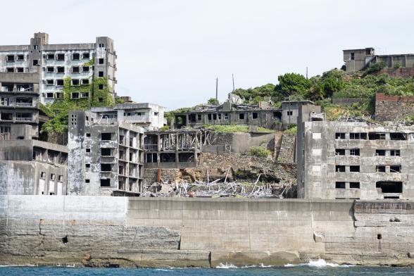 周遊で立ち入り禁止区域の建物を海上から見学-2