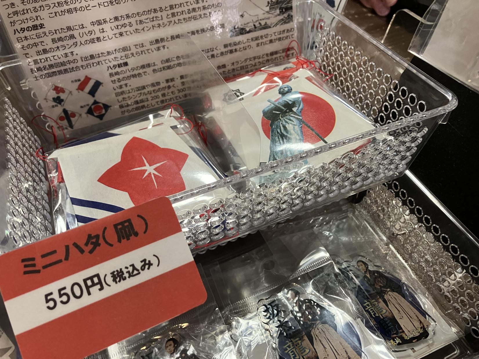 展示を見た後は、龍馬に関するグッズもチェック！-2