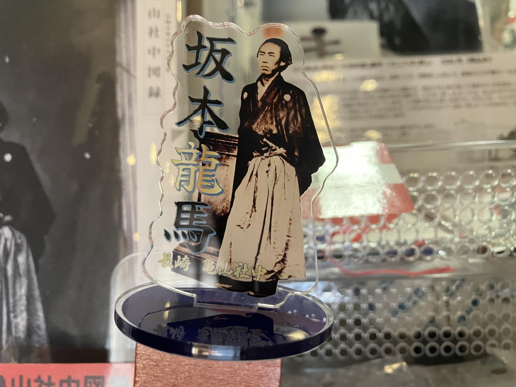 展示を見た後は、龍馬に関するグッズもチェック！-1