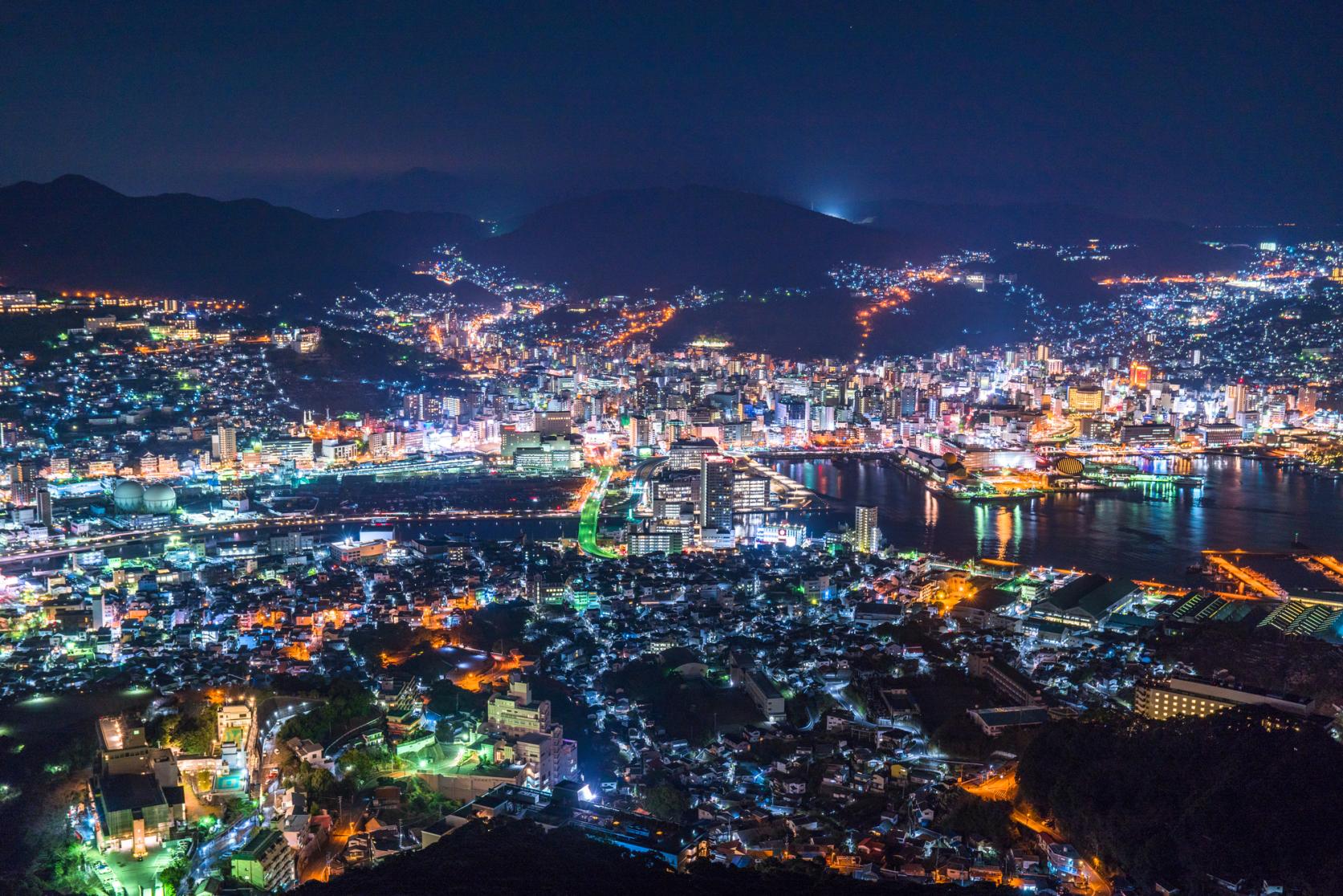 見上げるか。見下ろすか。長崎港と稲佐山。海と山が同時に見える、長崎を象徴する景色。-4