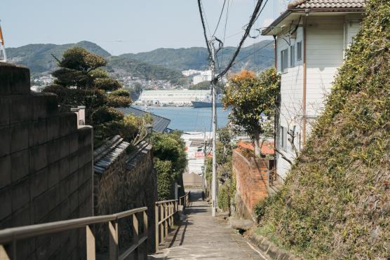 見上げるか。見下ろすか。海と山が同時に見える、長崎を象徴する景色。-2