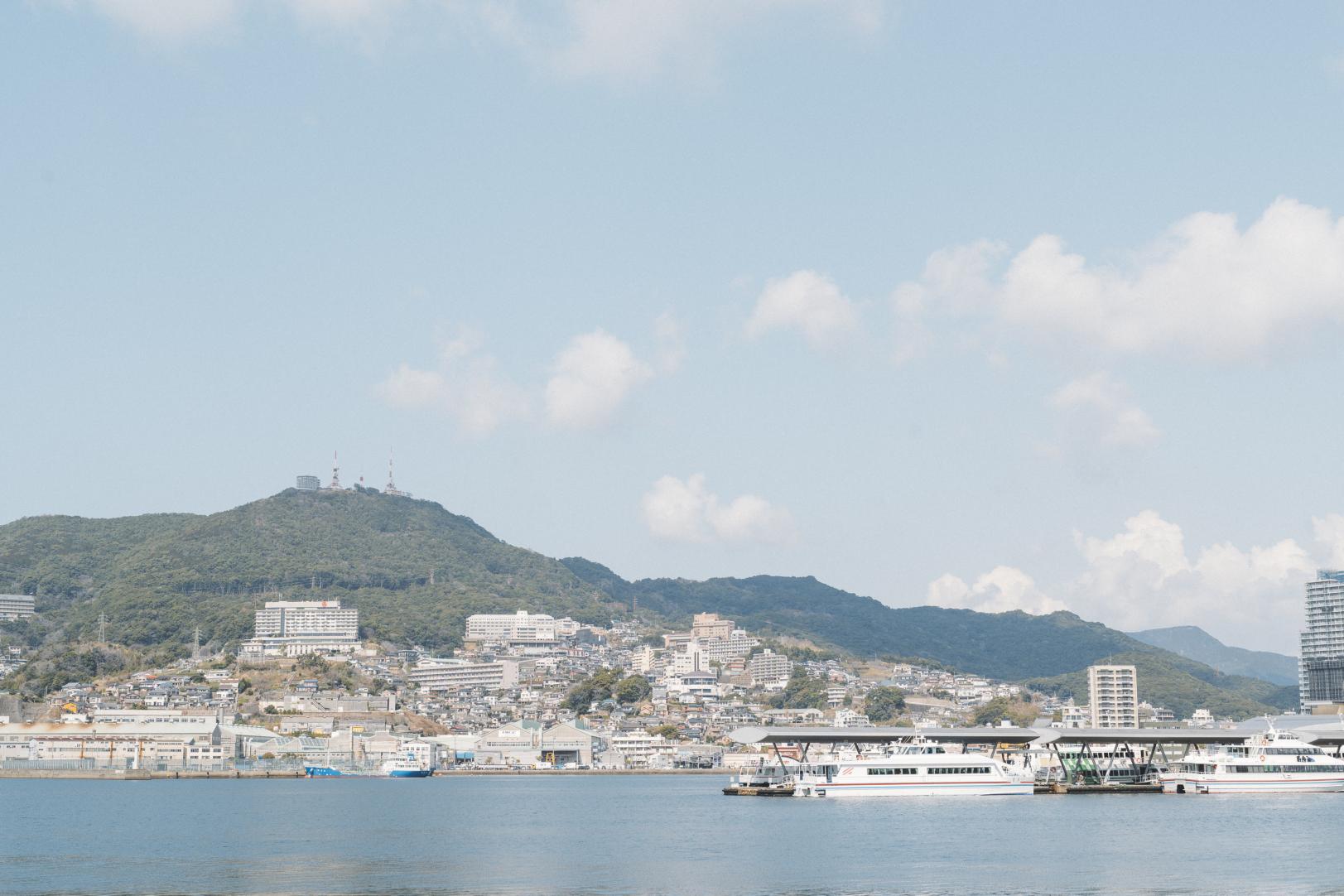 見上げるか。見下ろすか。海と山が同時に見える、長崎を象徴する景色。-0