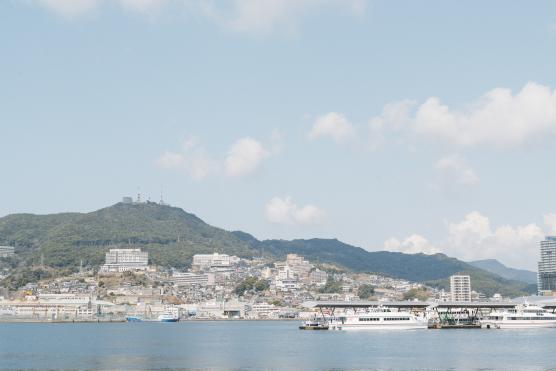 見上げるか。見下ろすか。長崎港と稲佐山。海と山が同時に見える、長崎を象徴する景色。-0