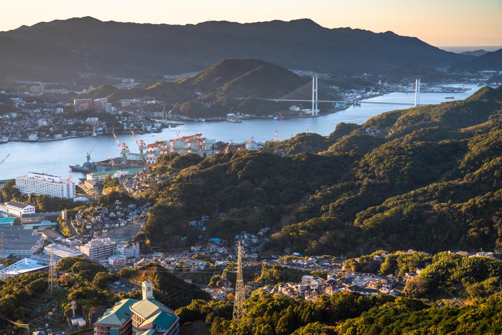 見上げるか。見下ろすか。長崎港と稲佐山。海と山が同時に見える、長崎を象徴する景色。-3