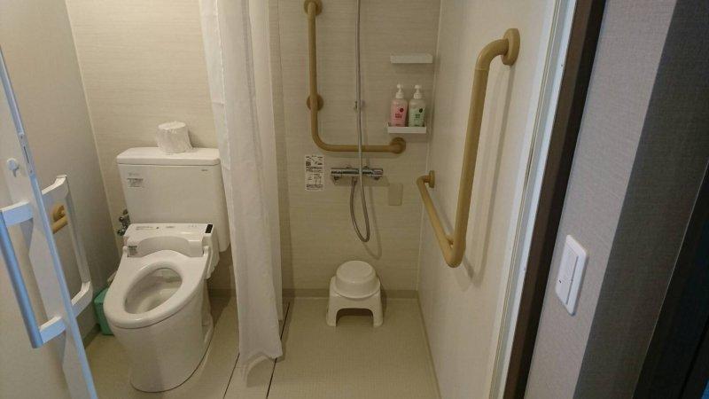 バリアフリー客室内のシャワー・トイレ-1