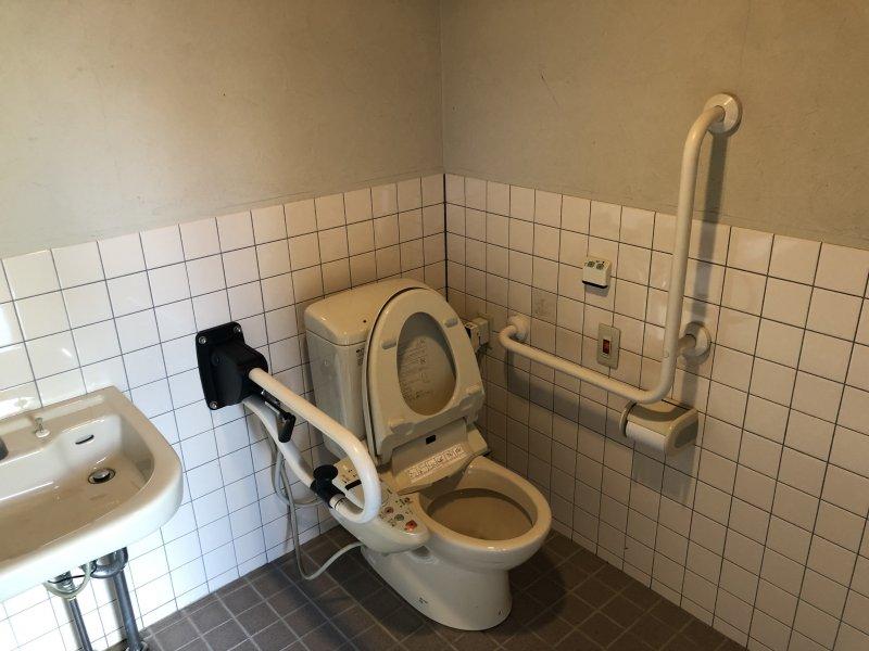 Les toilettes sont à l'arrière de l'église ! -0