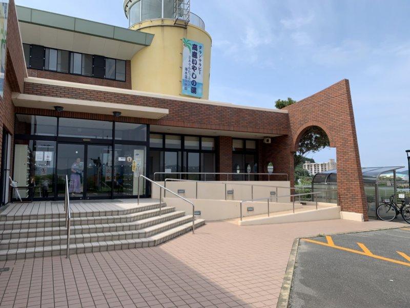 Entrée du bâtiment pente-1