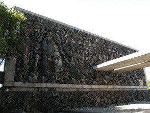 レリーフ裏に施された「長崎への道」が表現するもの-2