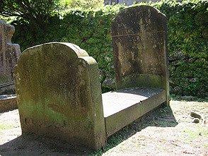 Personas durmiendo en el Cementerio Internacional de Oura-0