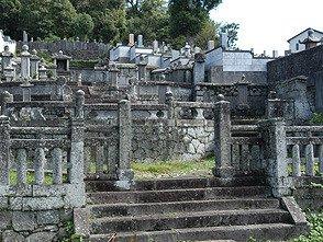 春徳寺後山にある壮大な墓地-1