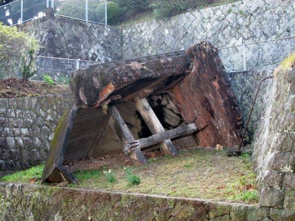 境内に残る旧浦上天主堂の被爆遺構-0