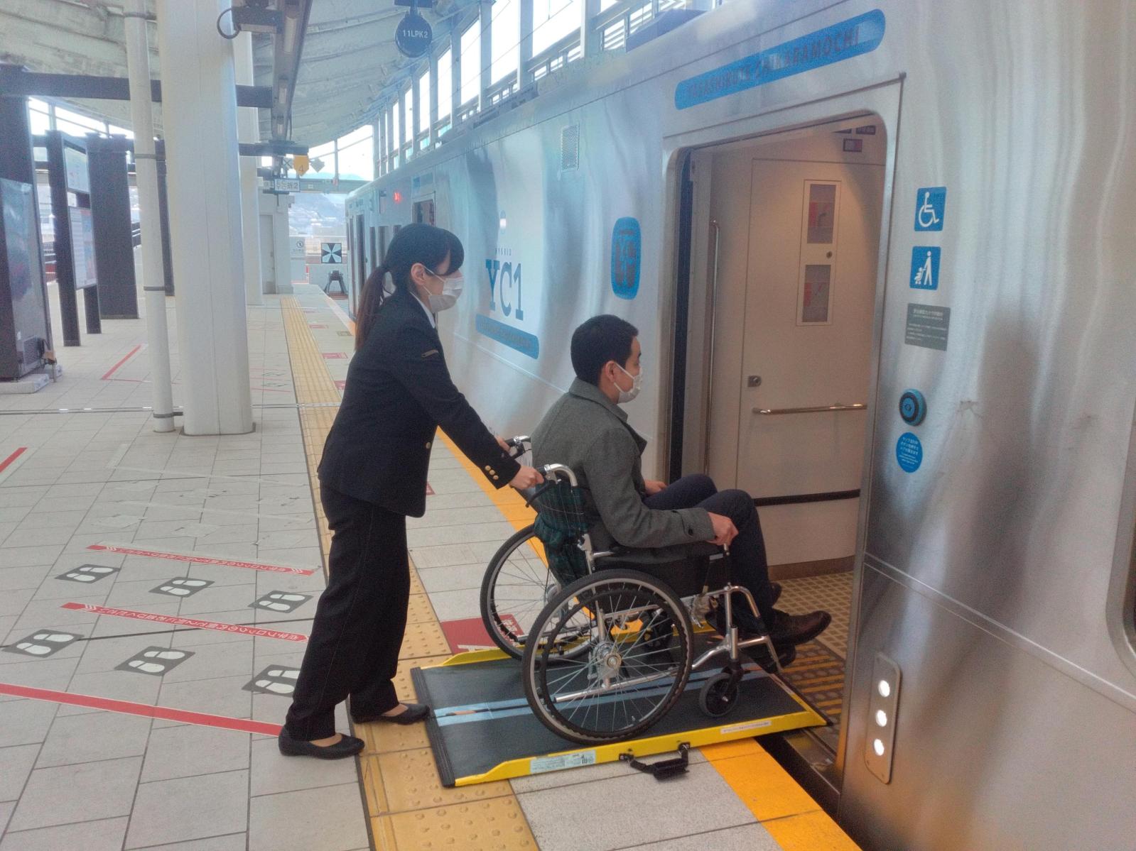 駅の中だけなら車椅子の貸出しや移動介助も大丈夫！-0